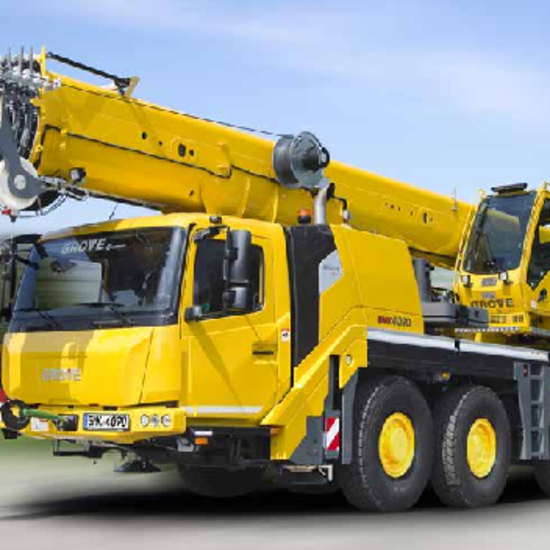Gelber Grove GMK4090 im Stand, fotografiert auf freiem Gelände