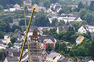 Zwei Mobilkräne im Einsatz für das Aufsetzen der Kirchturmspitze