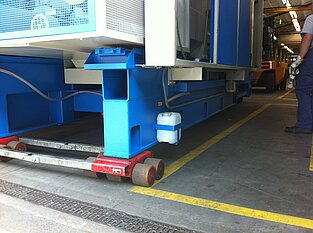 Schwere Maschine auf Rollen unterwegs