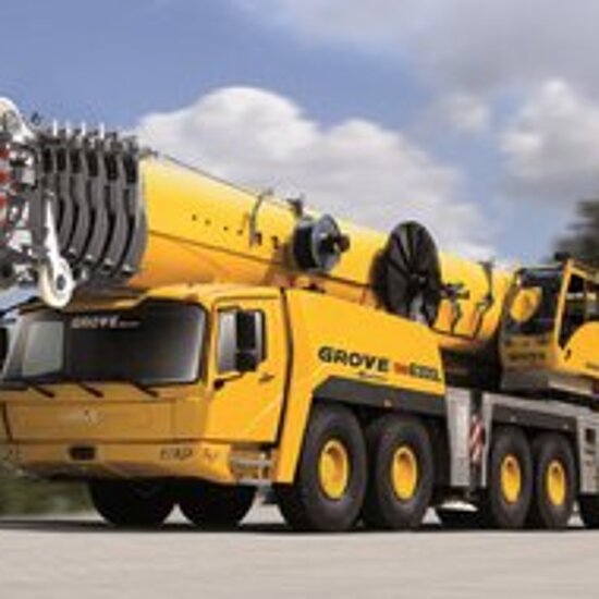 Grove GMK 6300L Autokran in gelb mit eingefahrenem Arm