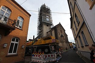 Mobilkran steht vor Dorfkirche bei Arbeiten am Gebäude