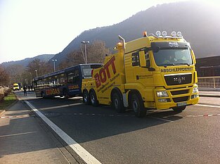 Bergung eines Busses durch gelben Abschleppwagen der Firma Bott