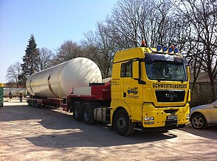 Schwerlasttransporter beim Transport von Weinfässern