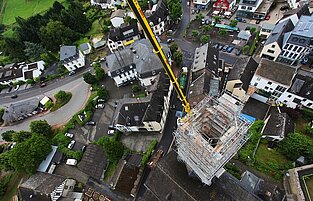 Schräger Blick vom Kran seitlich nach unten auf die Kirche