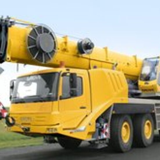 Gelber Grove GMK 4100L Autokran im Außenbereich