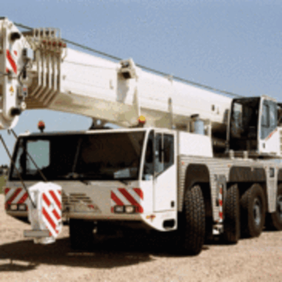 Terex AC 200-1 Autokran in Weiß, geparkt auf befestigtem Untergrund