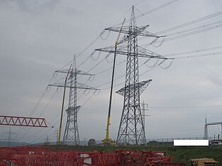 Gleichzeitiger Kranbetrieb an zwei getrennten Metallmasten