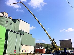 Mobilkran mit großer Reichweite während Bauarbeiten bei Malzfabrik