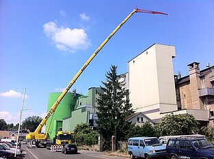 Weit ausladender Mobilkran bei der Malzfabrik, viel Abstand zu Gebäuden“