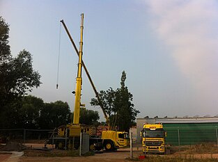 Zwei Kräne in direkter Nachbarschaft auf der Baustelle im Einsatz