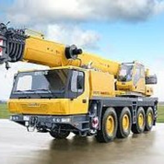Gelber Grove GMK 4080 Autokran geparkt mit eingefahrenem Kranarm