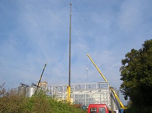 Drei Kräne im Einsatz beim Hallenbau