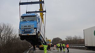 Kran hebt verunfallten LKW bei Bergeeinsatz