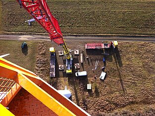 Blick von der Kranplattform nach unten auf die Baustelle