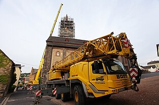 Zwei Kräne im Einsatz: einer vor Kirche in Stellung