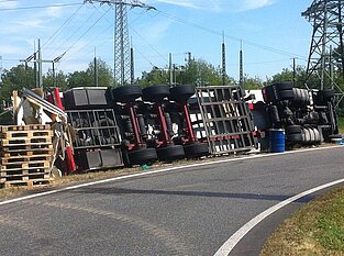 Umgestürzter weißer LKW vor Bergungseinsatz