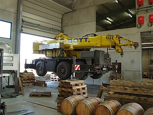 Mobilkran auf Holzplatten mit angehobenen Stützen