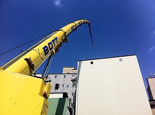 Close-up des Kranarms mit Firmenlogo der Firma Bot