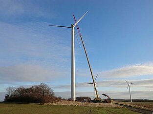 Mobilkran neben Windkraftanlage im Einsatz
