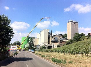 Mobilkran mit großer Spannweite bei Malzfabrik im Einsatz