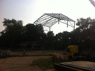Abgesenkte Halle hängt noch schwebend am Kran