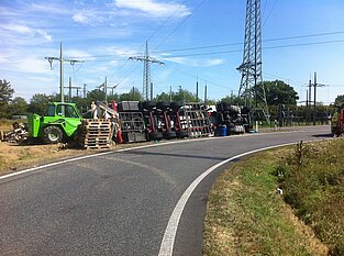 Umgekippter weißer LKW liegt auf der Seite