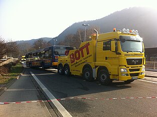 Fahrzeug des Abschleppdienstes Bott im Einsatz bei Busbergung