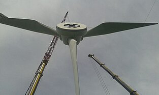 Gemeinsamer Kraneinsatz zur Anbringung der Windradnabe am Turm