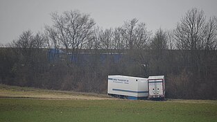 LKW samt Anhänger von der Straße abgekommen