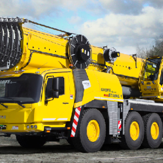 Grove GMK 5250XL Autokran im Stand, fotografiert auf offenem Gelände