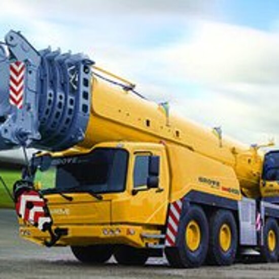 Grove GMK 6400 Schwerlastkran  der Firma Bott Abschleppdienst draußen bei Tageslicht