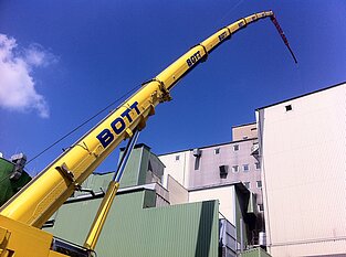 Nahaufnahme des Kranarms mit Bott Firmenlogo