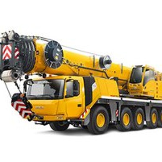 Freigestellter gelber Grove GMK 5150L Autokran auf weißem Hintergrund