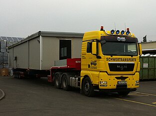 Gelber Lkw mit Mobile Home