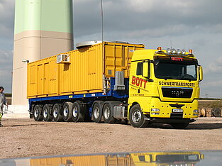 Gelber Lkw mit mobiler Zentrale