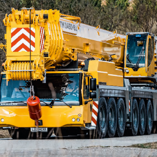 Großer Liebherr LTM 1450 Autokran in Gelb draußen