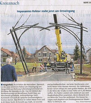 Zeitungsartikel: Imposantes Rebtor steht jetzt am Ortseingang