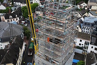 Blick von der Kranspitze auf die Baustelle an der Kirchturmspitze