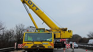 Frontalansicht eines Bergungskrans mit ausgefahrenem Kranarm