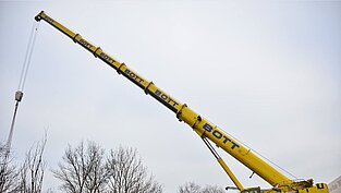 Kranarm ausgefahren mit der Aufschrift Bott