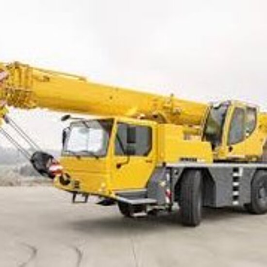 Mobilkran Liebherr LTM 1040 auf Asphaltfläche gepark